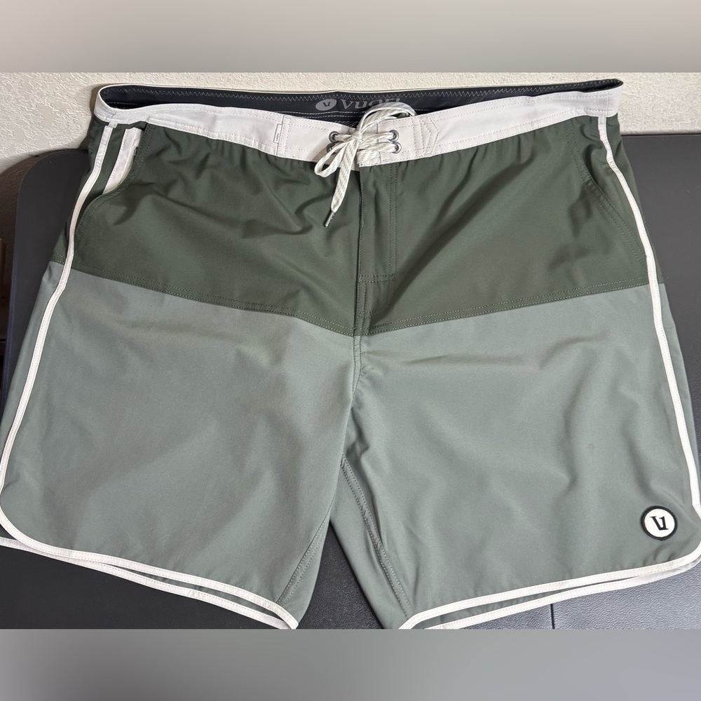 Vuori Cruise Board Shorts Color Dusty Pine size 38
